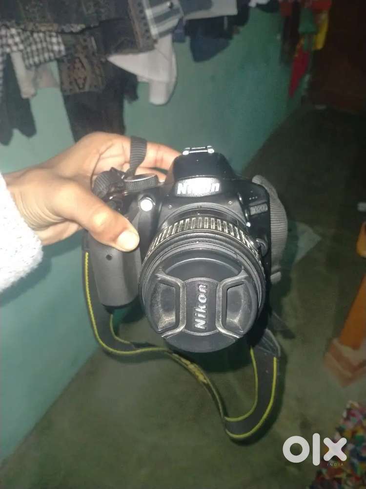 Camera nakon 3200d hai ak dam badhiya condition hai behichak buy karen