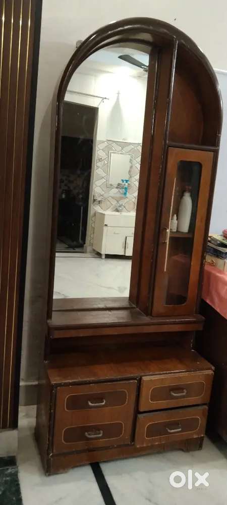 Dressing table of teak wood