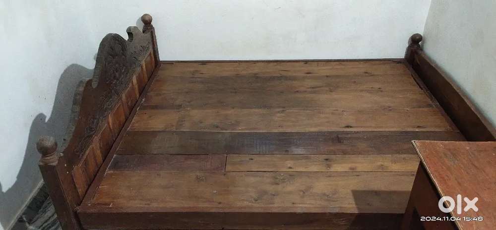 Old teek mix wooden bed