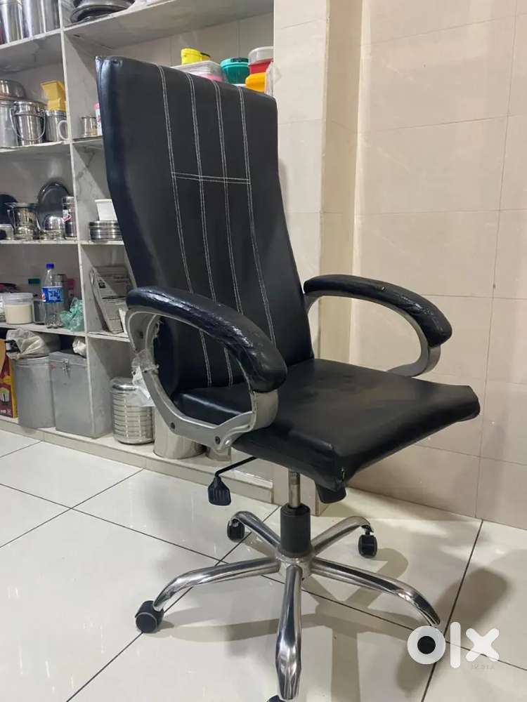 Boss revolving chair