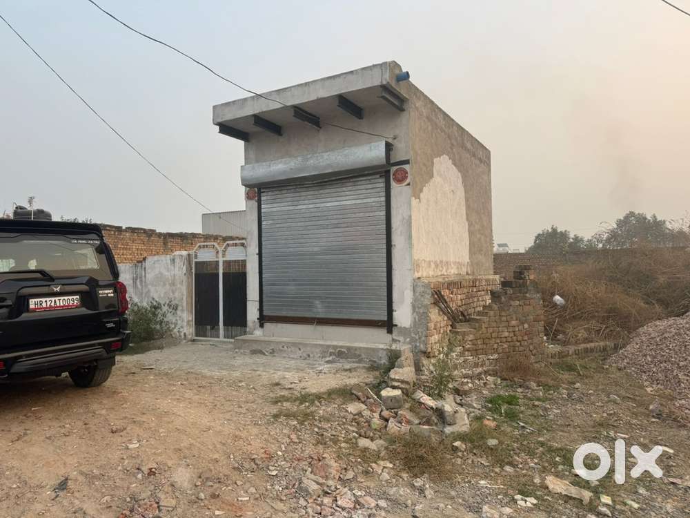 Room with office on Sector 4-5 dividing road