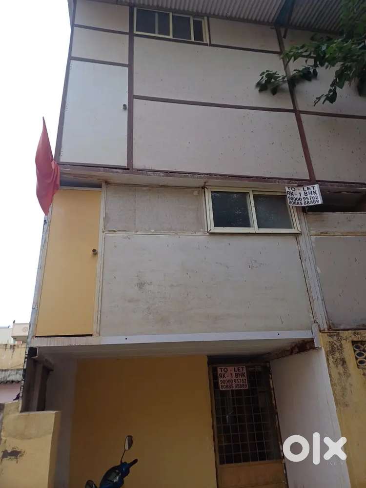 BATCHLORS ROOMS AVAILABLE  RENT 2500,3500,4500 ADV 10K,15K