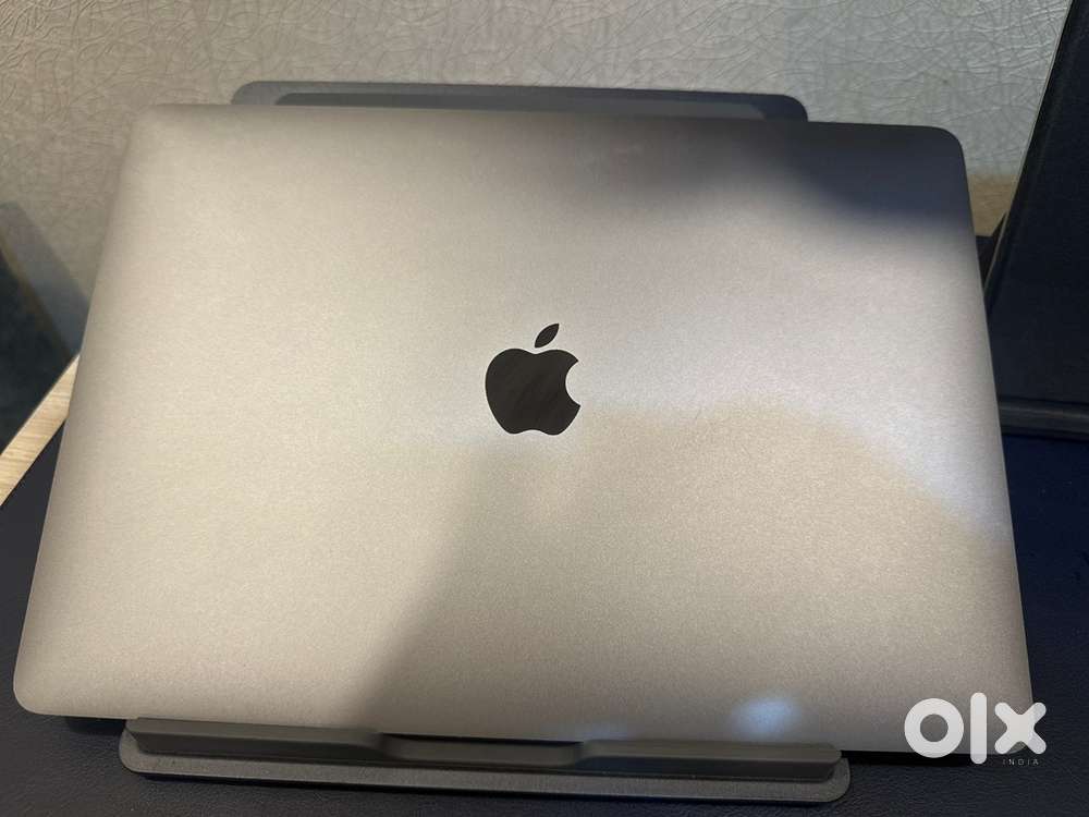 Apple MacBook Air 13 inch with magic mouse
