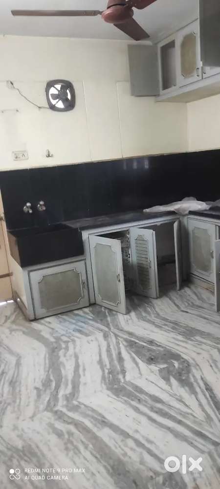 Deluxe independent spacious penthouse with office front top gardens