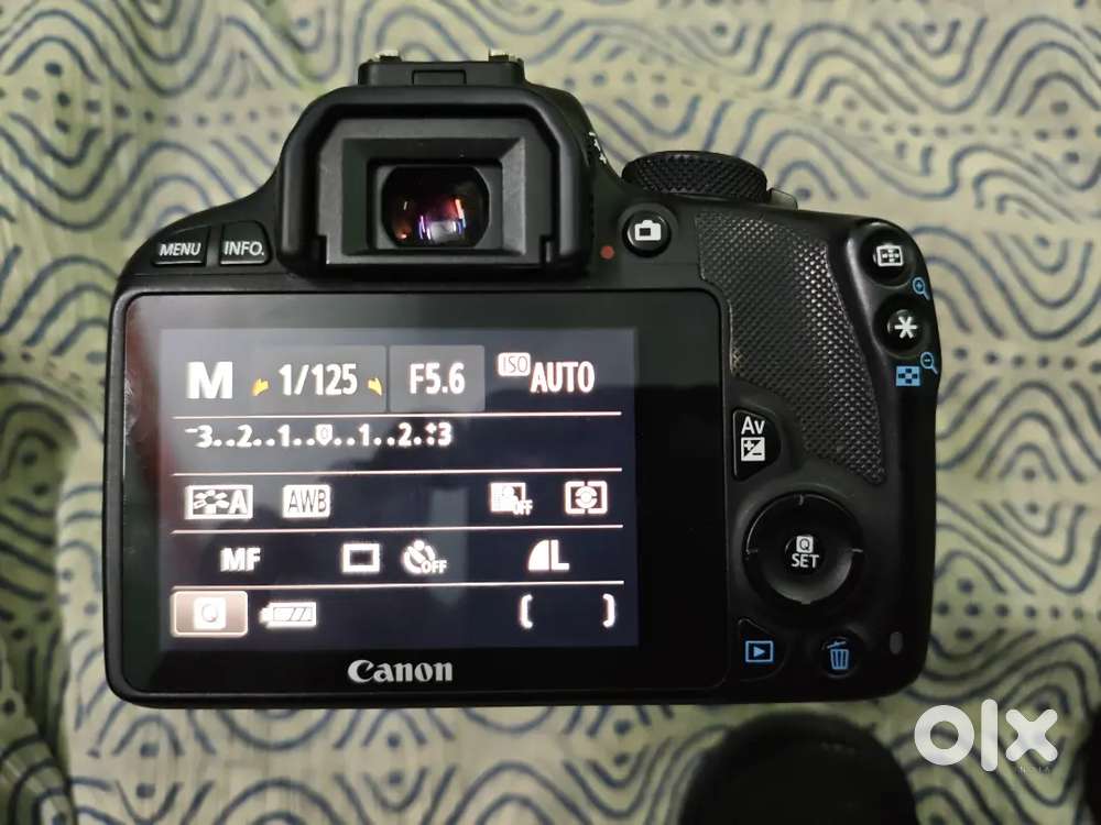 Canon EOS 100D with lens and charger