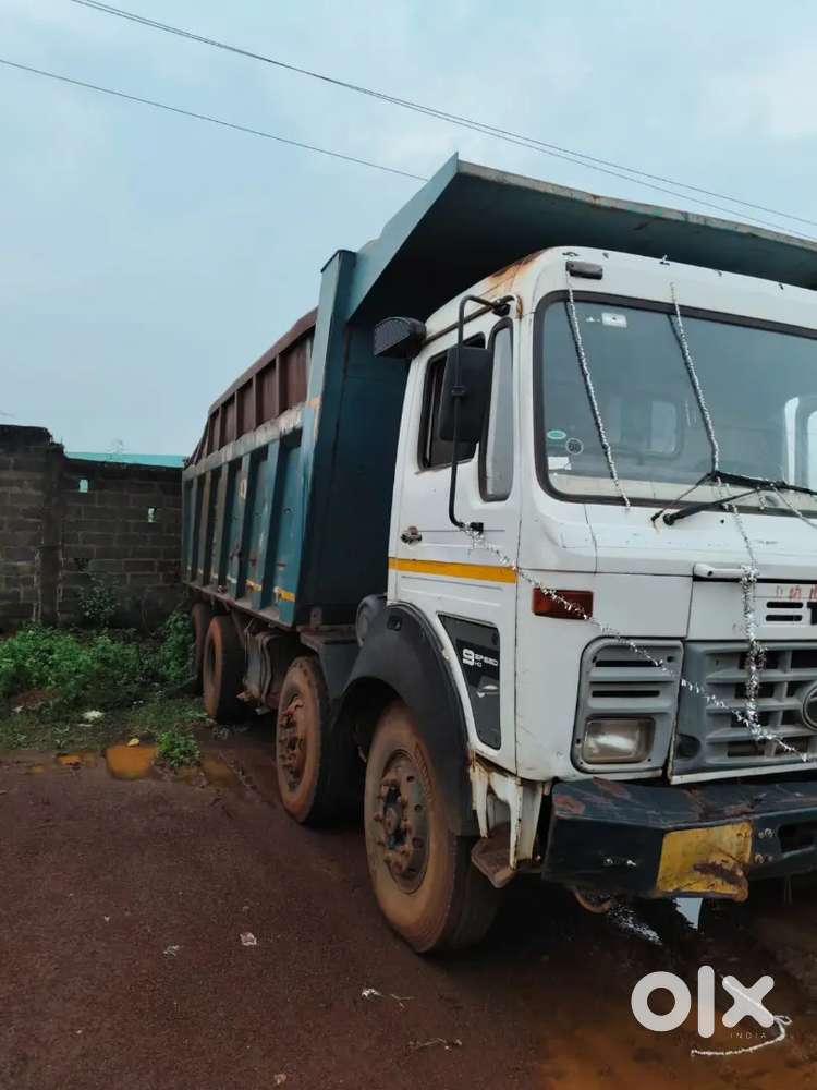 Male office assistant for auto deal office