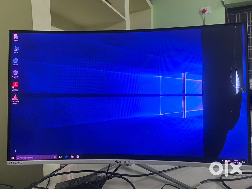 32 inches led monitor for sale , screen damaged