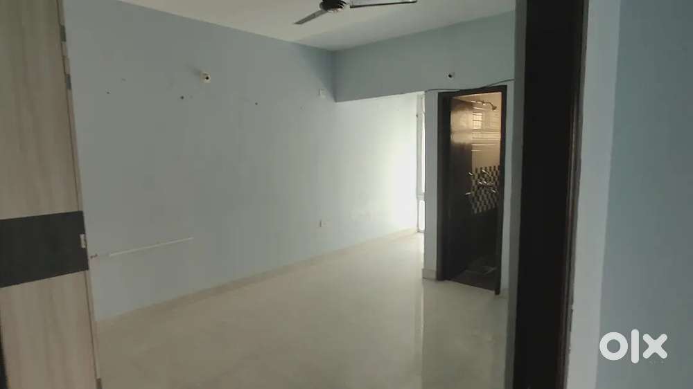 3bhk well maintained flat available for sale