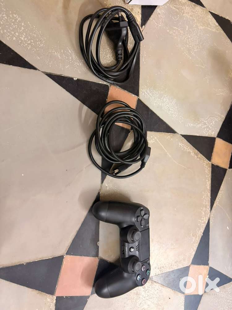 PLAYSTATION 4 standard - 1TB FOR SALE