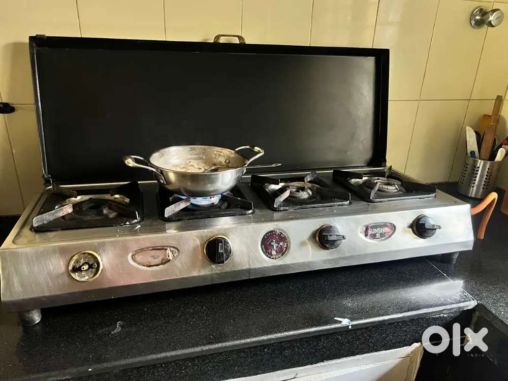 Four burner gas stove with cover