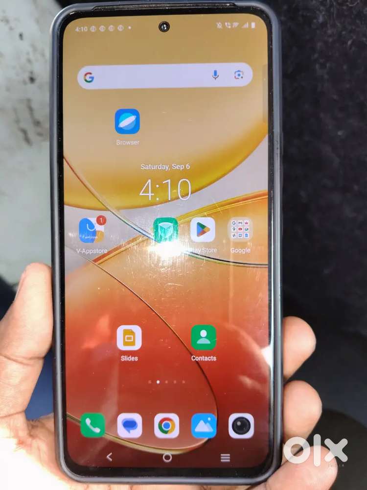 Vivo y 200e5g 8/128 hai condition bahut acha hai charger ke saath dung
