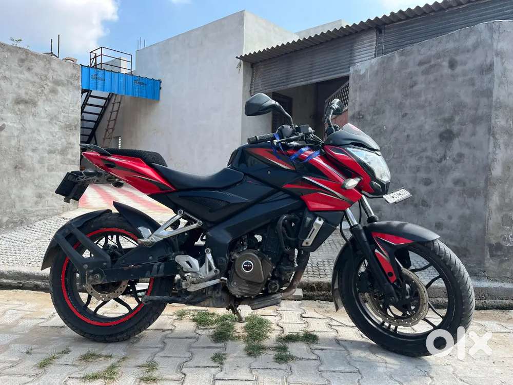 Pulsar ns200 bilkul new condition h koi kami nahi h bike me