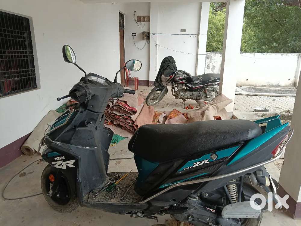 Yamaha RayZR125 scooty single handed