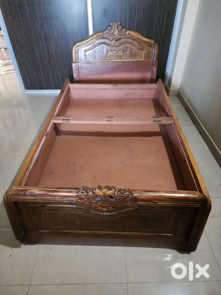 Old unique style bed