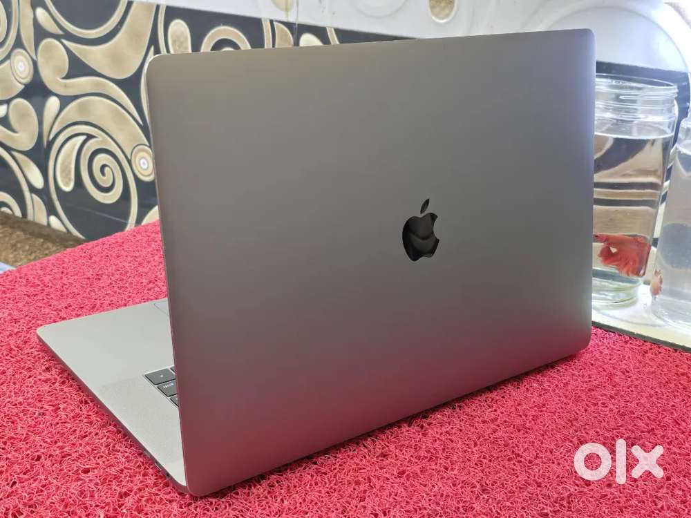 Apple Macbook Pro i9 16gb 512gb 5.5gb GRAPHICS 15inch Retina Touchbar