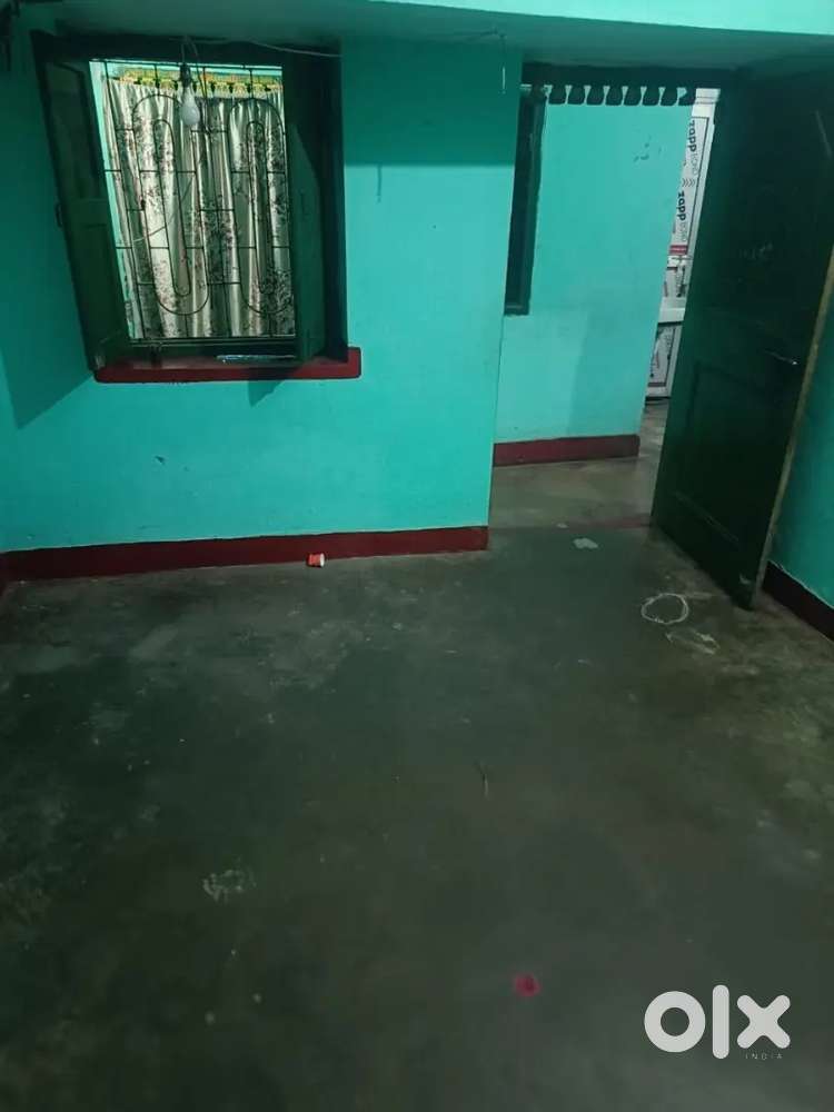 Single room with common bathroom