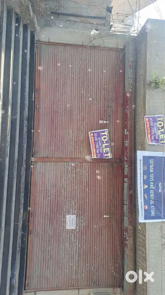 Dhobi mohalla: A 30.50 sq.Ft. Showroom is listed for Rupees 50k/month.