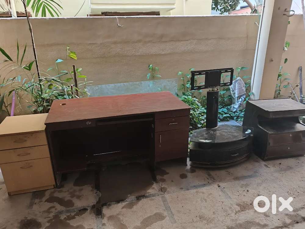 Computer Table with 3 Chairs & TV Stand.