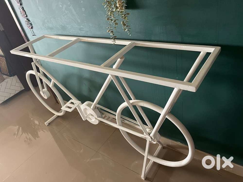 Cycle shaped console