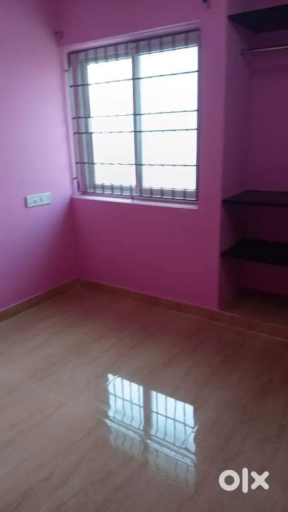 2 bhk flat for bachelor's