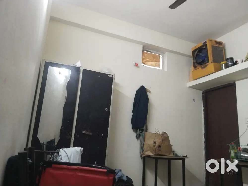 ROOM ARE AVAILABLE ONLY FOR BECHLORS