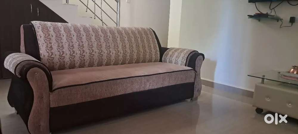 सोफा सेट 5 सीटर बेचना है.