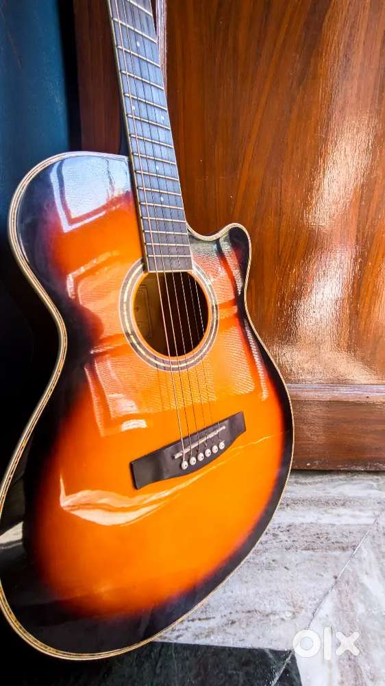 Waxing imported american guitar