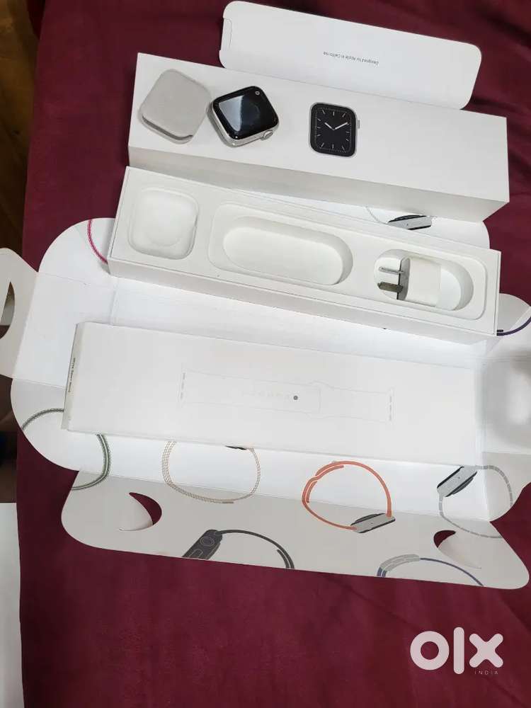 Iwatch Sereis 5/44mm Gps+Cellular silver color white sports band box p