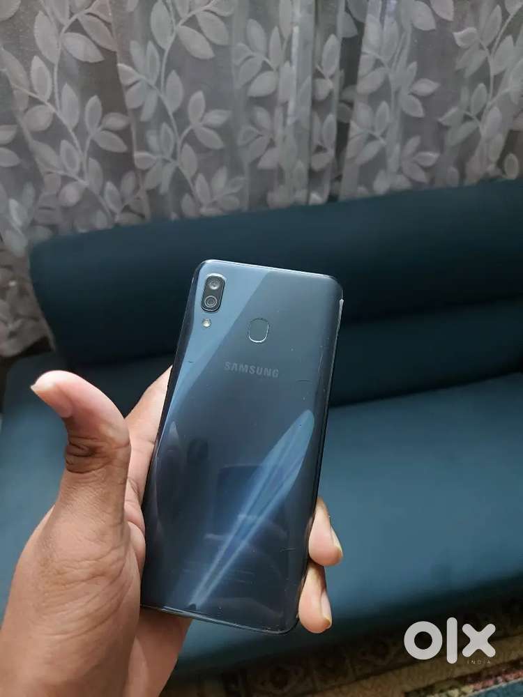 Clean condition samsung galaxy A30 for sale