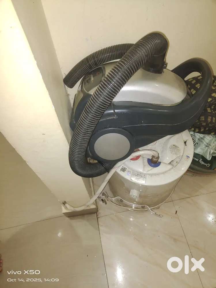 2 ceiling fans 1 geyser 1 vaccum for sale