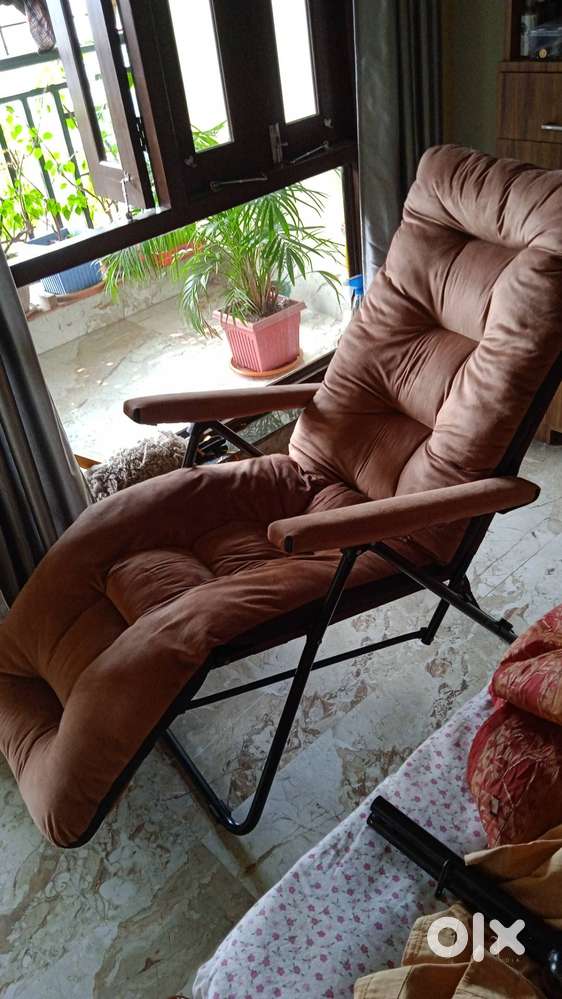 Reclinear foldable chair