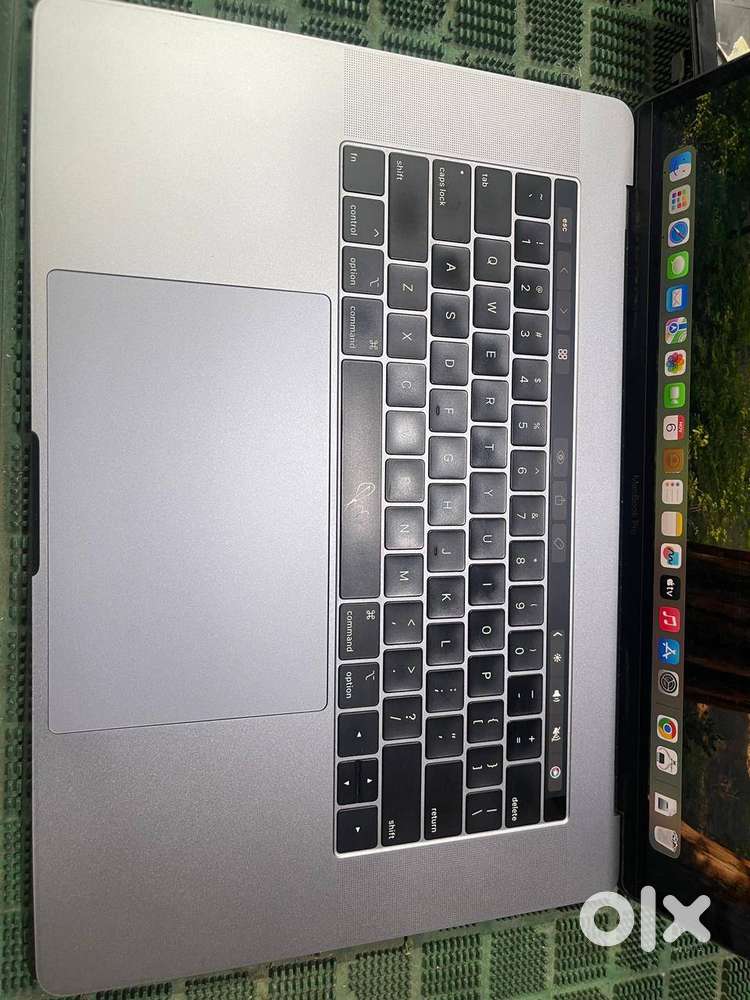 Apple MacBook Pro A1990 Core i7 32 GB RAM 256 GB SSD 15.4 Retina