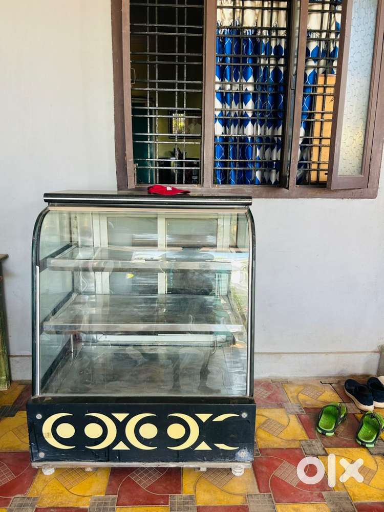 Cake cooled display counter