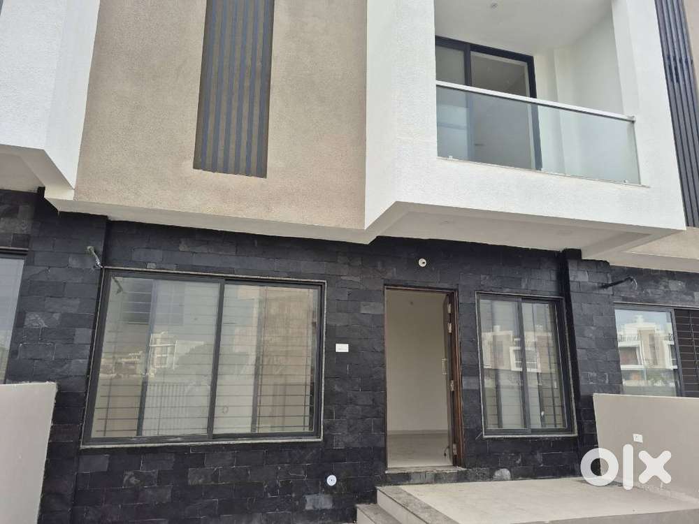 3BHK ROW HOUSE GARDEN FACING IN GATED SOCIETY & CLUBHOUSE IN MANGLIYA