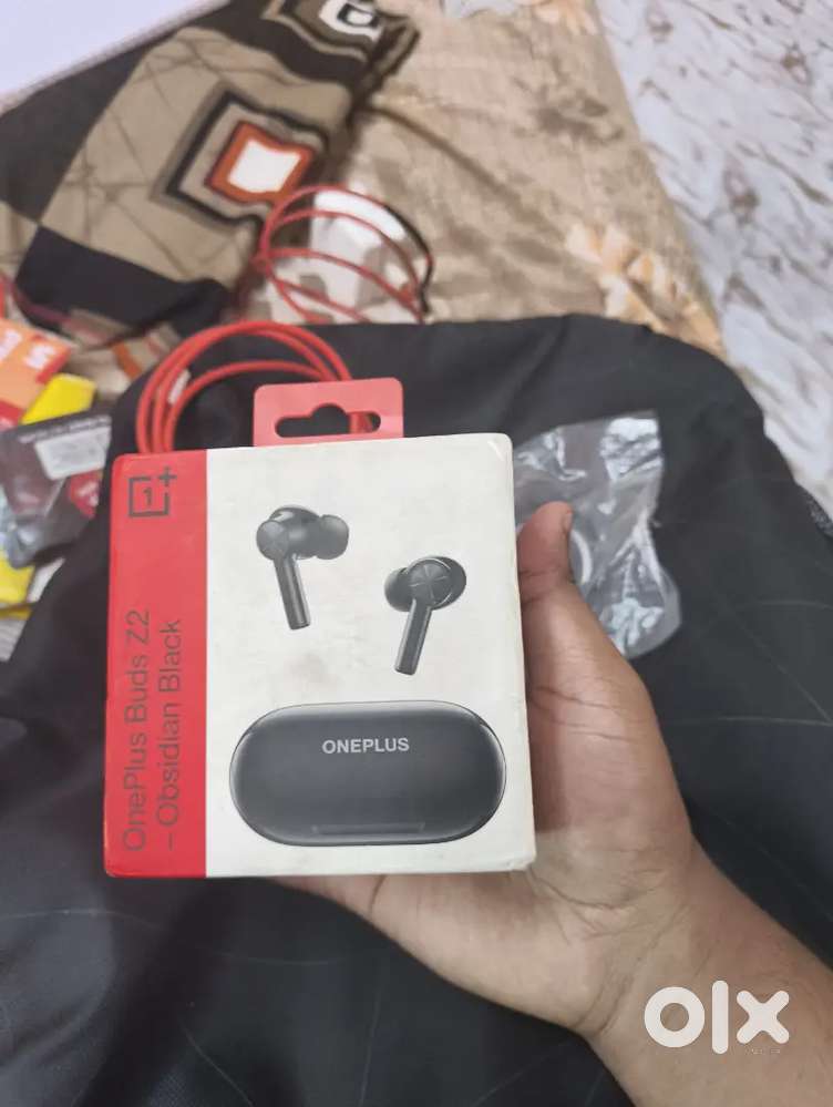 Oneplus Buds z2 charging case with left bud
