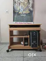 Sturdy Wooden Computer Table with Wheels – Great Condition!