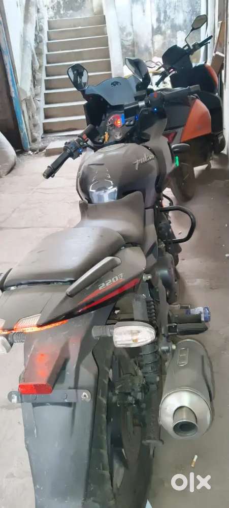 Pulsar 220