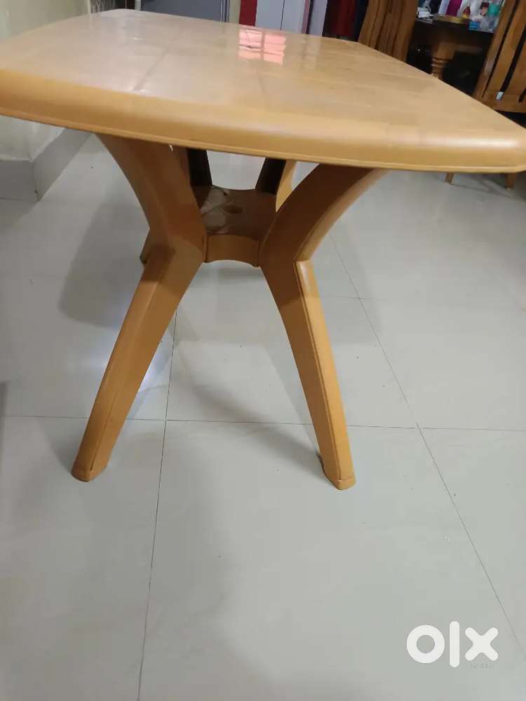 Supreme Dining Table