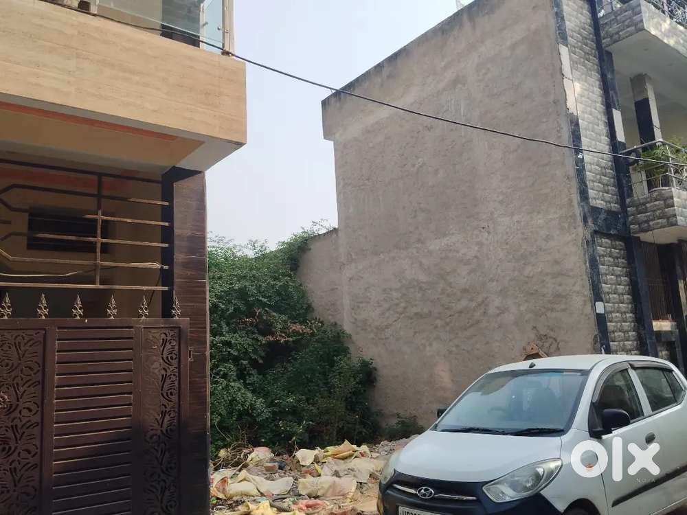 A 1000 sqft plot for sale