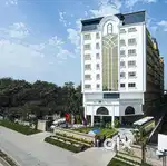 5 Star Hotel Me Fresher Ke Liye Job or Room Dono Available Hai
