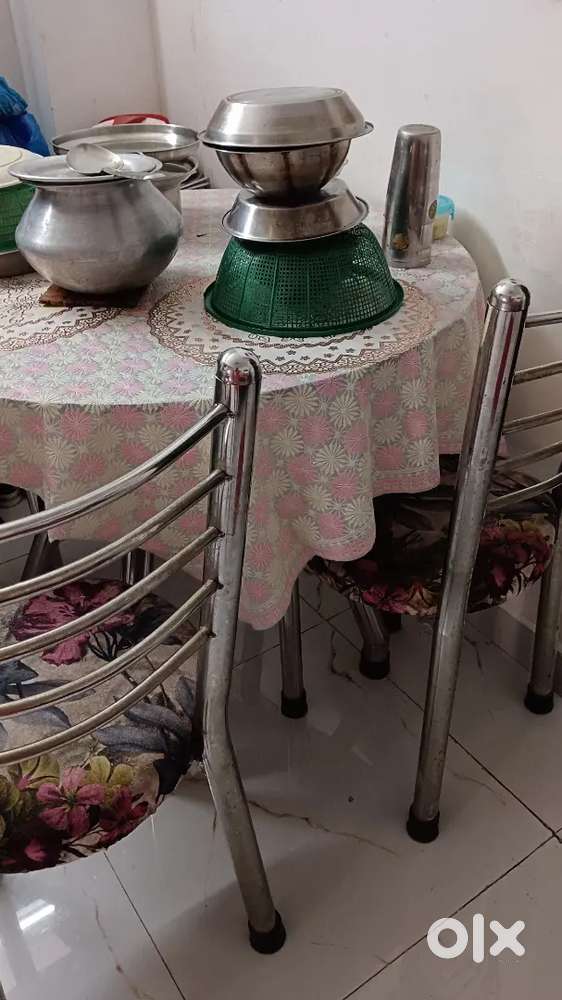 Dinning table with 3 chairs in proper condition