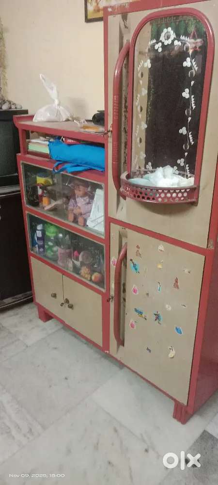 Three compartment showcase