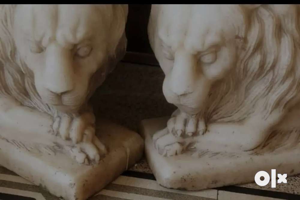 Antique Marble, lion sitting ... 125 plus, yrs old