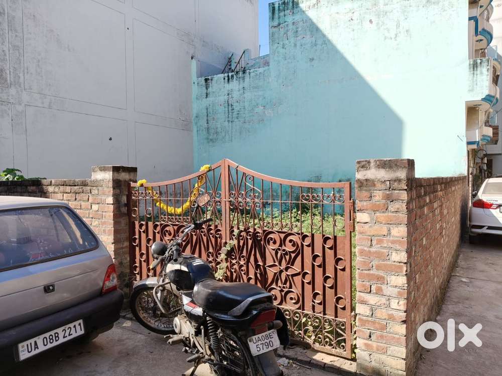 square shape plot 32 X 32 Ft East and North Facing