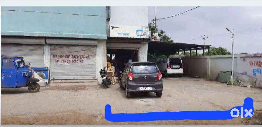 Shop for rent with large space with boring water