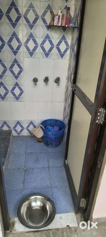 One room available for girls in 2 Bhk flat fully furnished