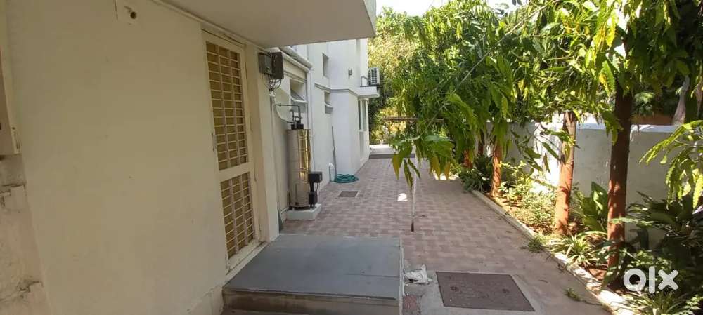7bhk guest house bunglow for lease at alkapuri Main road