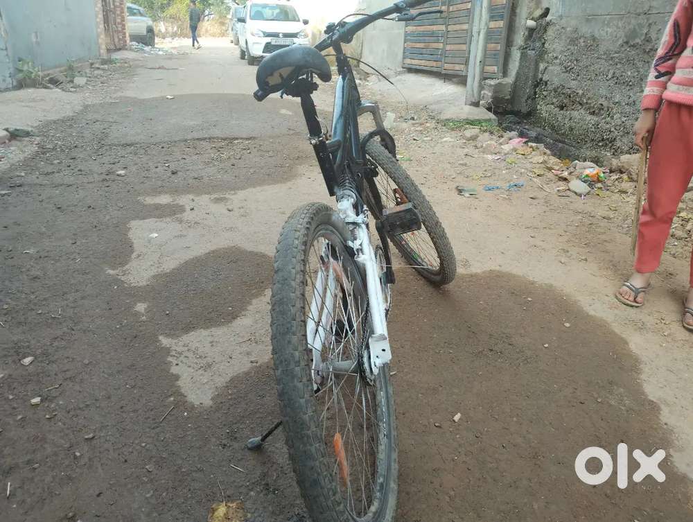 Non gear cycle. Black and white combination