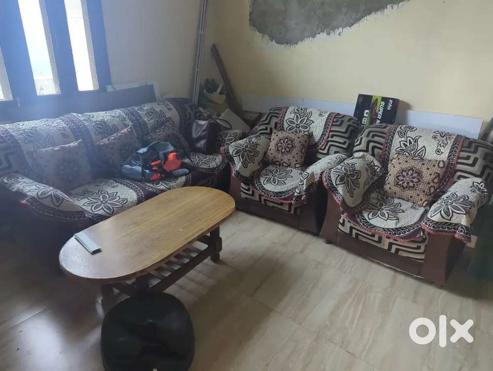 5 seater sofa set with wooden table