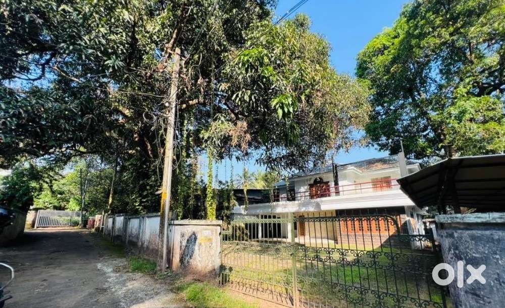 Edapally pathadipalam near metro 15cent 2200sqt house cent 23lakh